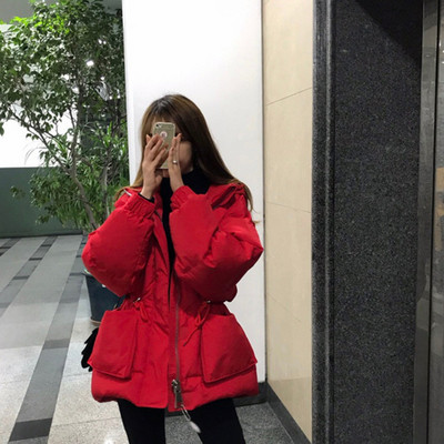 Női téli kabát elasztikus derékkal és zsebekkel