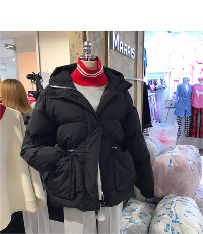 Női téli kabát elasztikus derékkal és zsebekkel