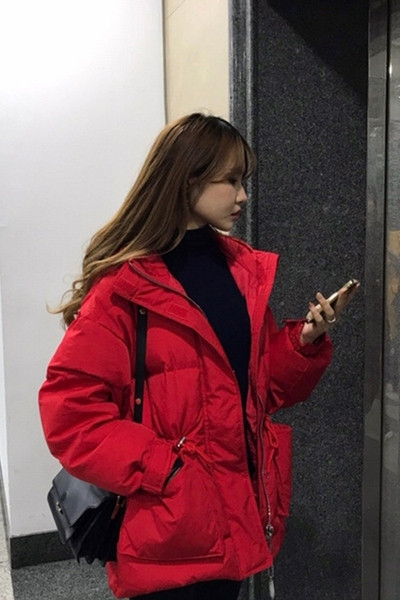 Női téli kabát elasztikus derékkal és zsebekkel