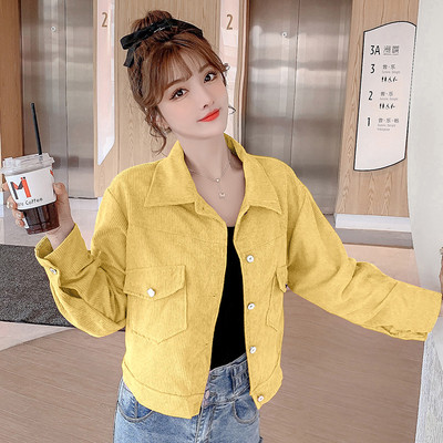 Modern női kabát szakadt zsebekkel