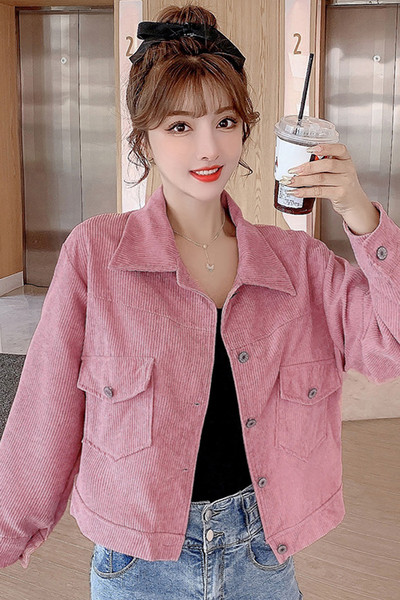 Modern női kabát szakadt zsebekkel