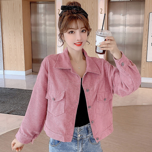 Modern női kabát szakadt zsebekkel