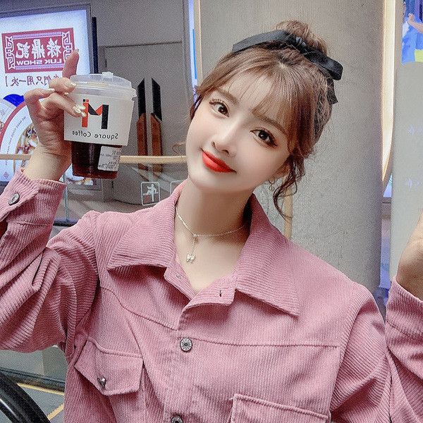 Modern női kabát szakadt zsebekkel