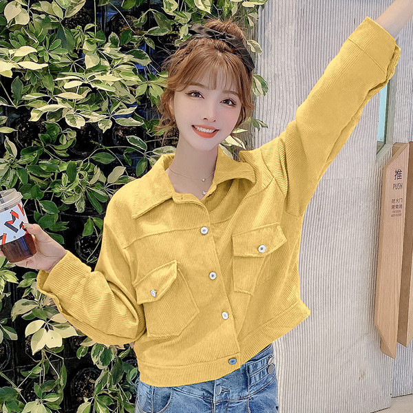 Modern női kabát szakadt zsebekkel