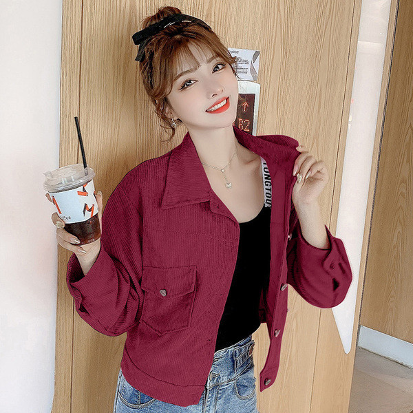 Modern női kabát szakadt zsebekkel