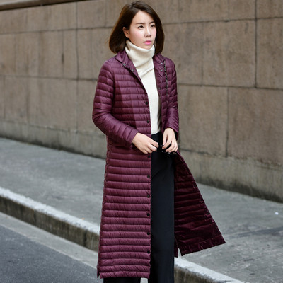 Könnyű őszi-téli kabát gombokkal és térdhosszal