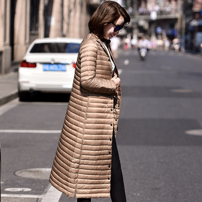 Könnyű őszi-téli kabát gombokkal és térdhosszal