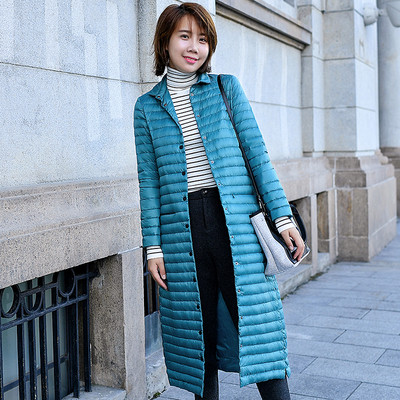 Könnyű őszi-téli kabát gombokkal és térdhosszal