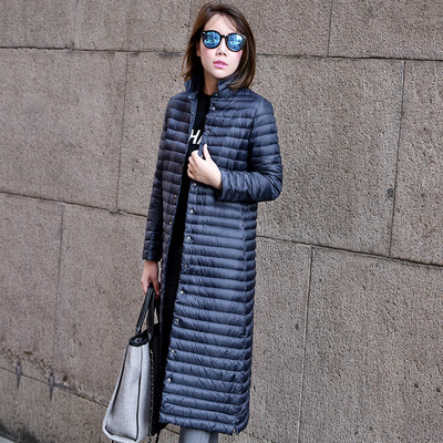 Könnyű őszi-téli kabát gombokkal és térdhosszal