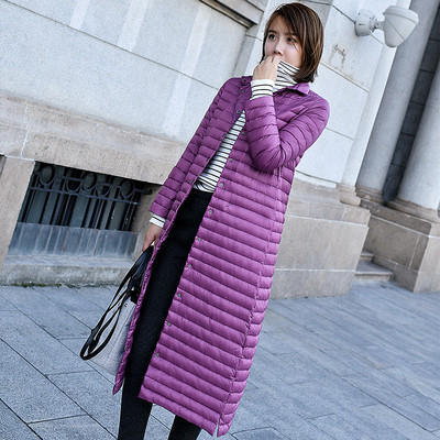 Könnyű őszi-téli kabát gombokkal és térdhosszal