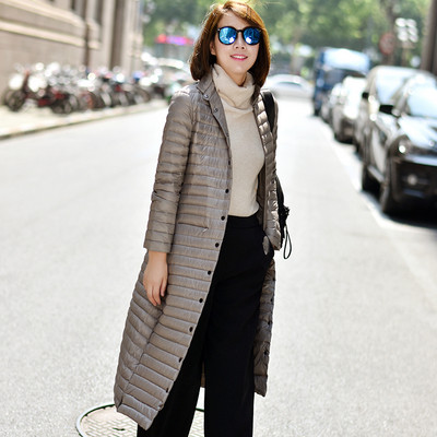 Könnyű őszi-téli kabát gombokkal és térdhosszal