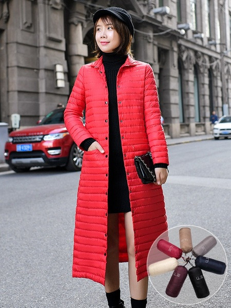 Könnyű őszi-téli kabát gombokkal és térdhosszal