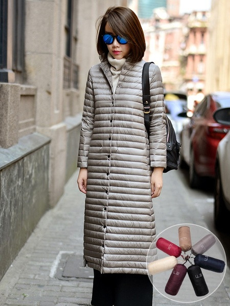 Könnyű őszi-téli kabát gombokkal és térdhosszal