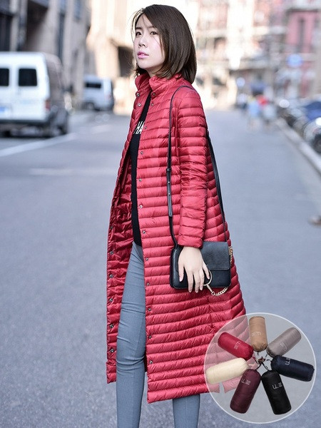 Könnyű őszi-téli kabát gombokkal és térdhosszal