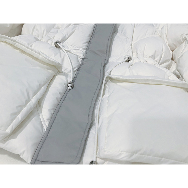 Női téli kabát elasztikus derékkal és kapucnival