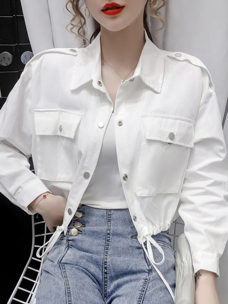 Női alkalmi kabát zsebekkel és klasszikus gallérral