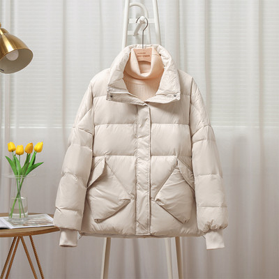 Őszi-téli rövid női kabát magas gallérral és zsebekkel