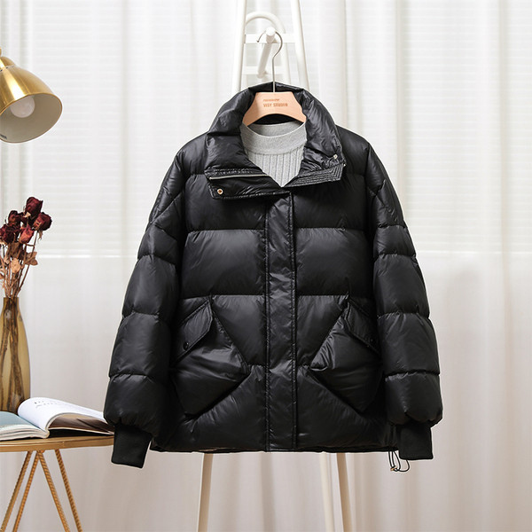 Őszi-téli rövid női kabát magas gallérral és zsebekkel