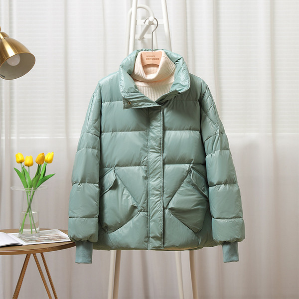 Őszi-téli rövid női kabát magas gallérral és zsebekkel