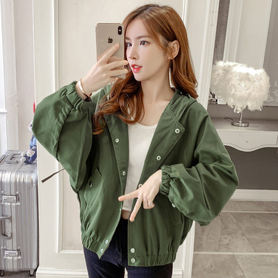 Női alkalmi kabát kapucnival és széles ujjakkal