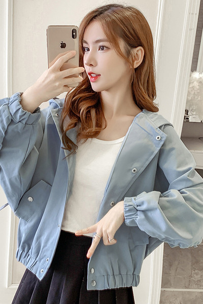 Női alkalmi kabát kapucnival és széles ujjakkal