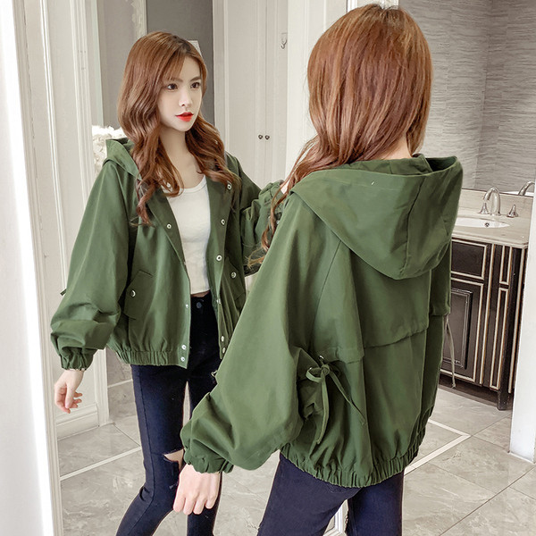 Női alkalmi kabát kapucnival és széles ujjakkal