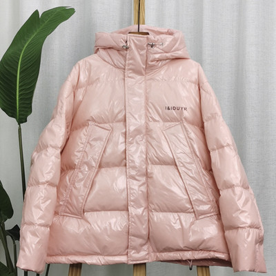 Κοντό χειμερινό γυναικείο μπουφάν με γυαλιστερό έφε