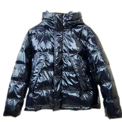 Κοντό χειμερινό γυναικείο μπουφάν με γυαλιστερό έφε