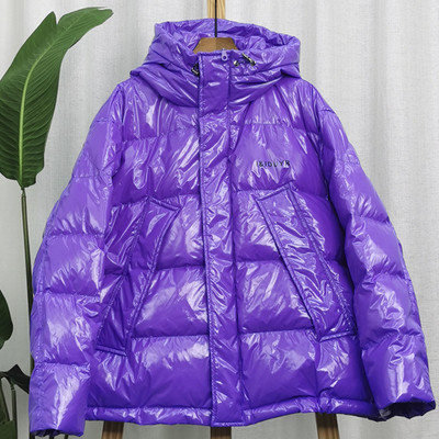 Κοντό χειμερινό γυναικείο μπουφάν με γυαλιστερό έφε