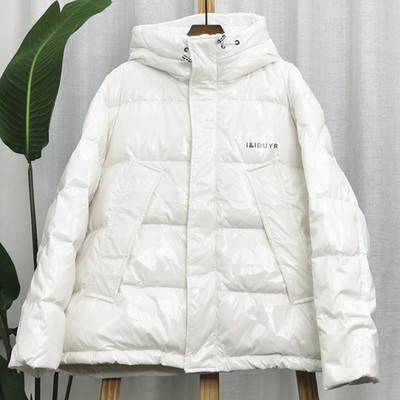 Κοντό χειμερινό γυναικείο μπουφάν με γυαλιστερό έφε