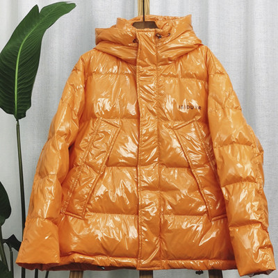 Κοντό χειμερινό γυναικείο μπουφάν με γυαλιστερό έφε