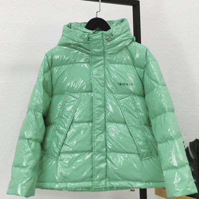 Κοντό χειμερινό γυναικείο μπουφάν με γυαλιστερό έφε