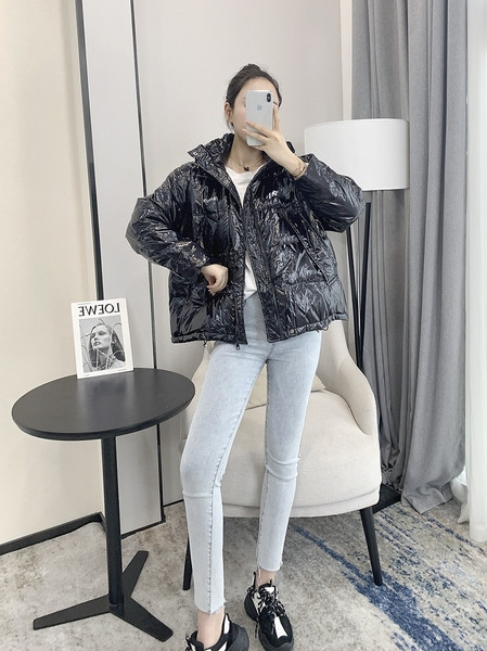 Κοντό χειμερινό γυναικείο μπουφάν με γυαλιστερό έφε