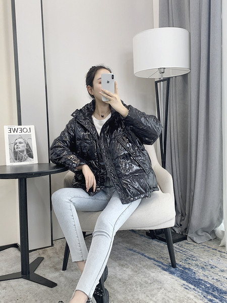 Κοντό χειμερινό γυναικείο μπουφάν με γυαλιστερό έφε