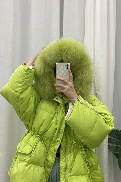 Női téli kabát elasztikus derékkal és kapucnival