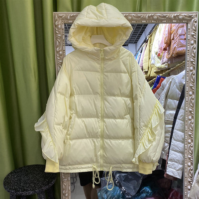 Κοντό χειμερινό μπουφάν μοντέλο με βολάν