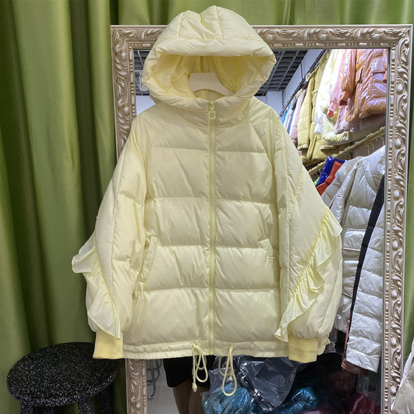 Κοντό χειμερινό μπουφάν μοντέλο με βολάν