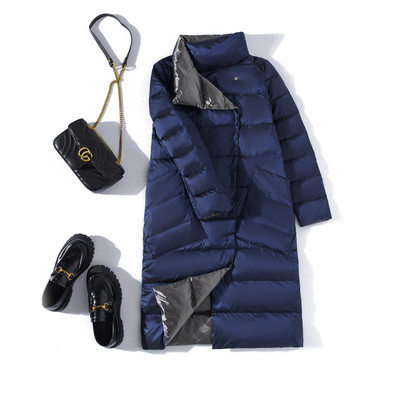 Dugačka ženska jakna s visokim ovratnikom i džepovima