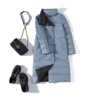 Dugačka ženska jakna s visokim ovratnikom i džepovima