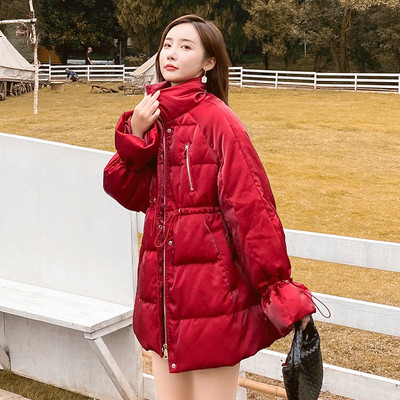 Praegune talvine naiste jope vöökohas ja kõrge kaelusega