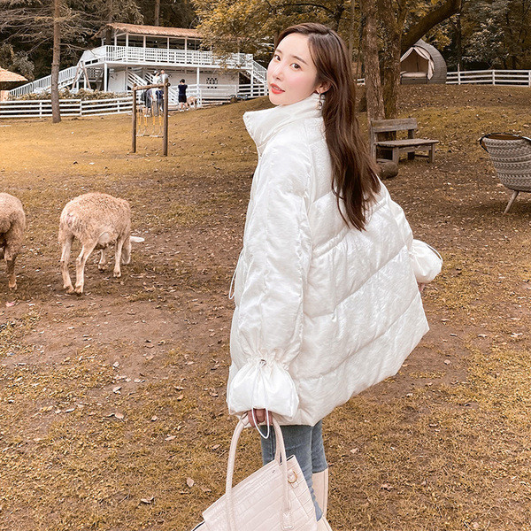 Praegune talvine naiste jope vöökohas ja kõrge kaelusega