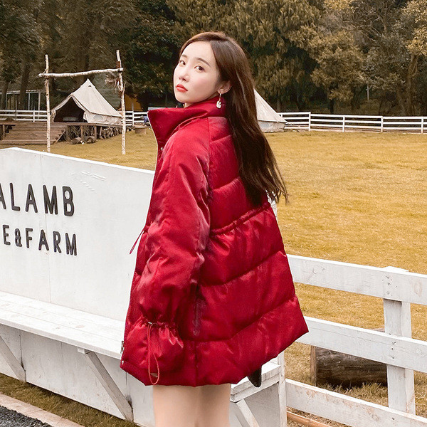 Praegune talvine naiste jope vöökohas ja kõrge kaelusega