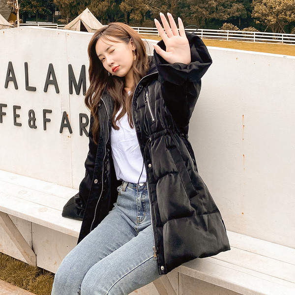 Praegune talvine naiste jope vöökohas ja kõrge kaelusega