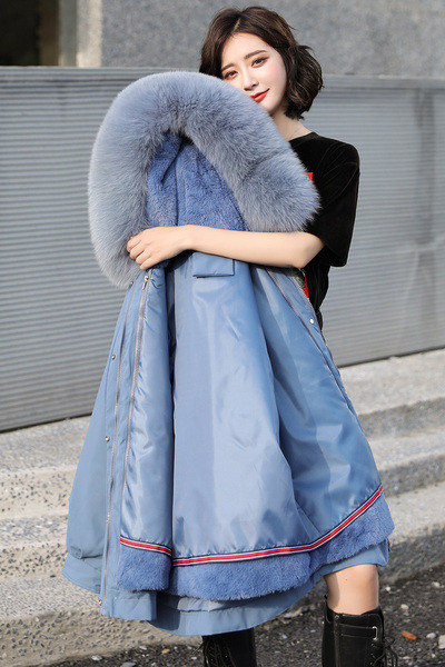 Női téli kabát kapucnival és zsebekkel - közepes hosszúságú