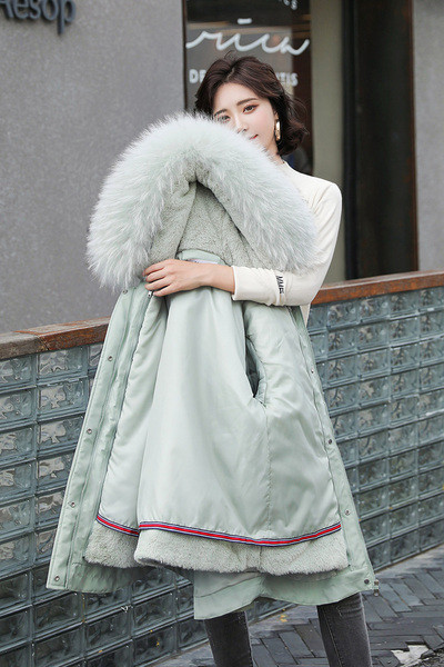 Női téli kabát kapucnival és zsebekkel - közepes hosszúságú