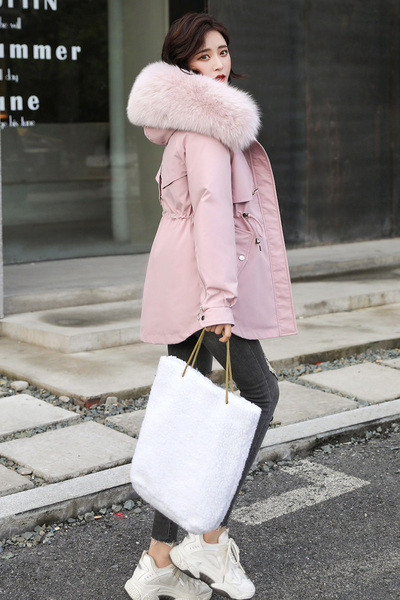 Női téli kabát kapucnival és zsebekkel - közepes hosszúságú