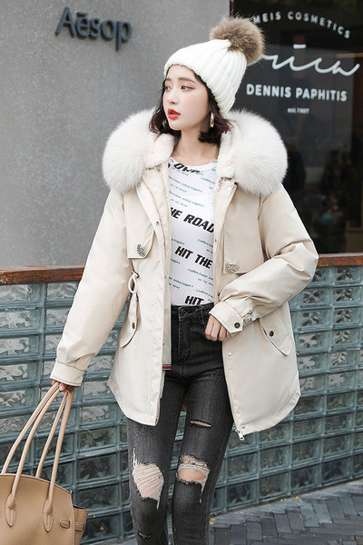 Női téli kabát kapucnival és zsebekkel - közepes hosszúságú