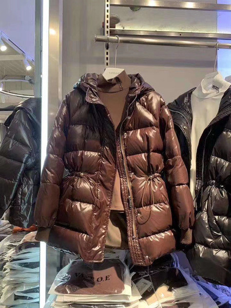 Női alkalmi kabát elasztikus derékkal és magas gallérral