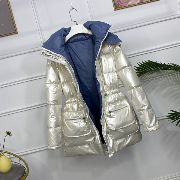 Praegune läikiva efektiga ja vöökohal lipsudega talvine naiste jope