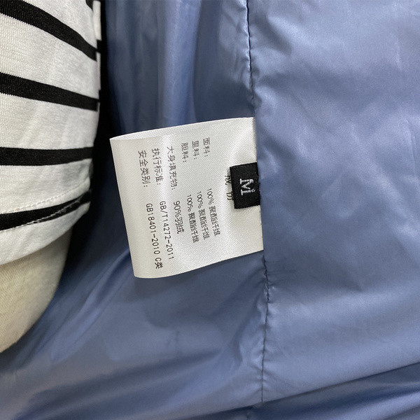 Praegune läikiva efektiga ja vöökohal lipsudega talvine naiste jope